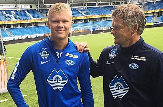 U21女排世锦赛：中国女排强势晋级，与美国队的巅峰对决锁定小组第一（U21女排世锦赛：中国女排强势晋级，与美国巅峰相遇锁定小组头名）