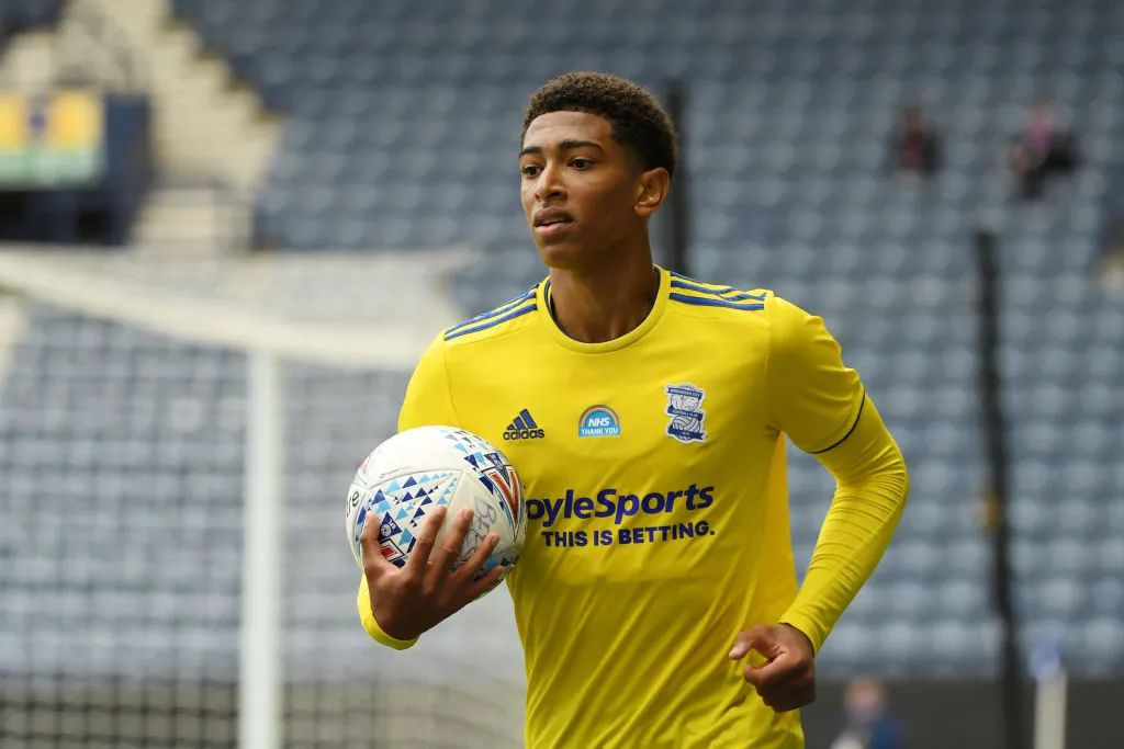 找回状态！爱德华兹半场10中7轰21分（手感回暖！爱德华兹半场10投7中砍下21分）