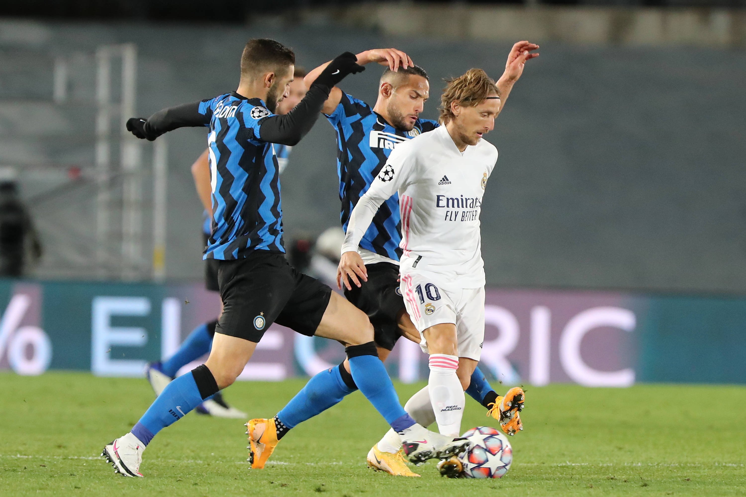 拉卡泽特回到酋长球场，观看并解说枪手对阵拜仁的比赛（拉卡泽特重返酋长球场，现场观战并解说阿森纳对阵拜仁）