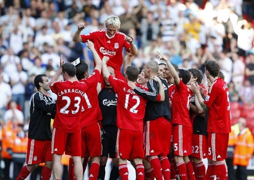 谭龙效力亚泰8年陪球队降级又冲超，如今再次跟随球队降级（谭龙八年亚泰生涯，历经降级与冲超，如今再度随队降级）