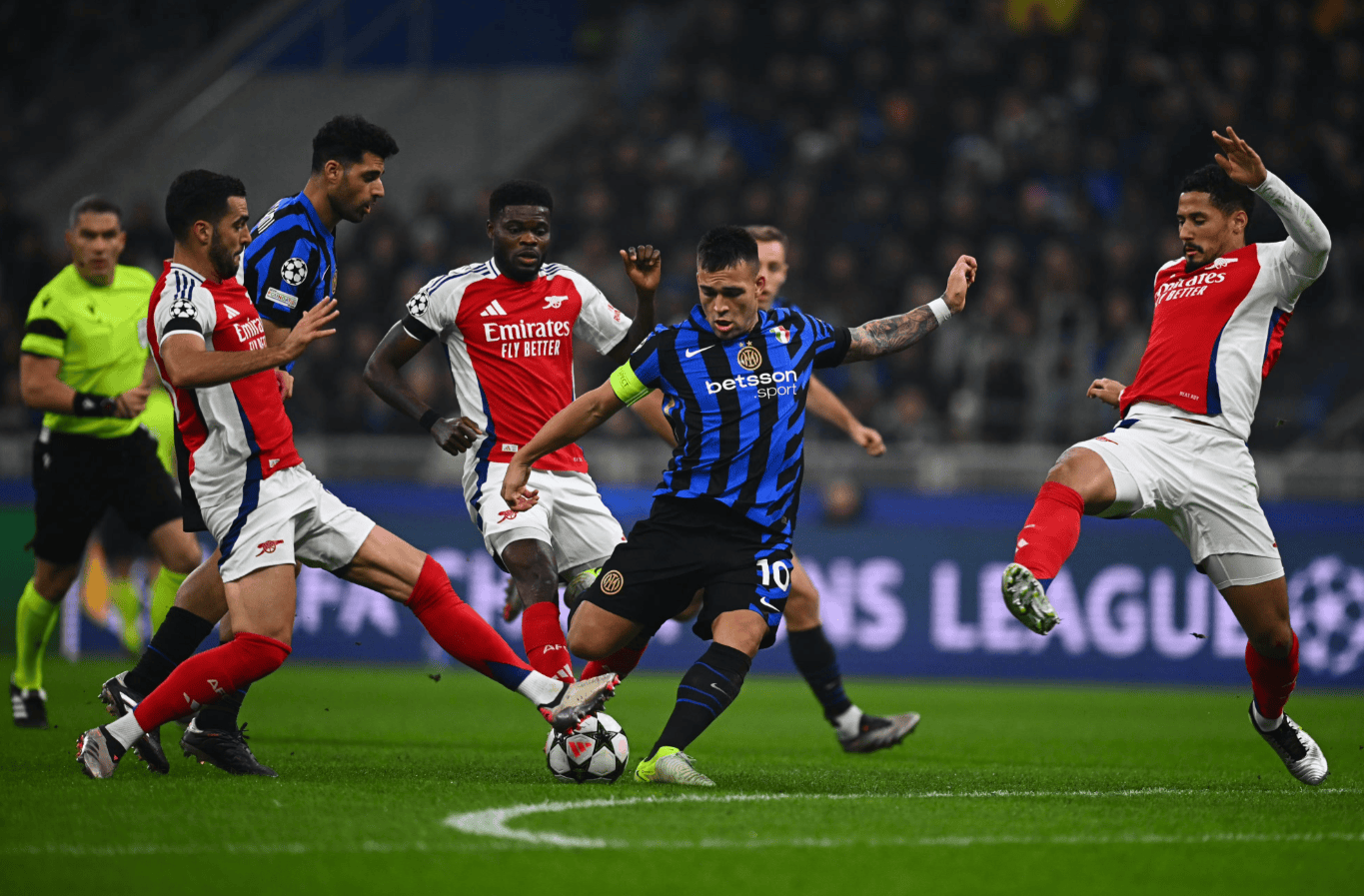 跟队：邓弗里斯很可能缺席米兰德比，奥古斯托做好顶替准备（队记：邓弗里斯恐缺席米兰德比，奥古斯托已准备顶替首发）